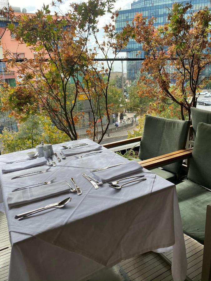 Ebel Boutique Hotel Тирана Екстер'єр фото