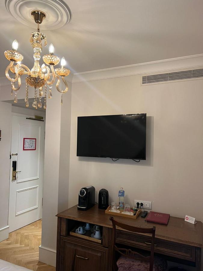 Ebel Boutique Hotel Тирана Екстер'єр фото