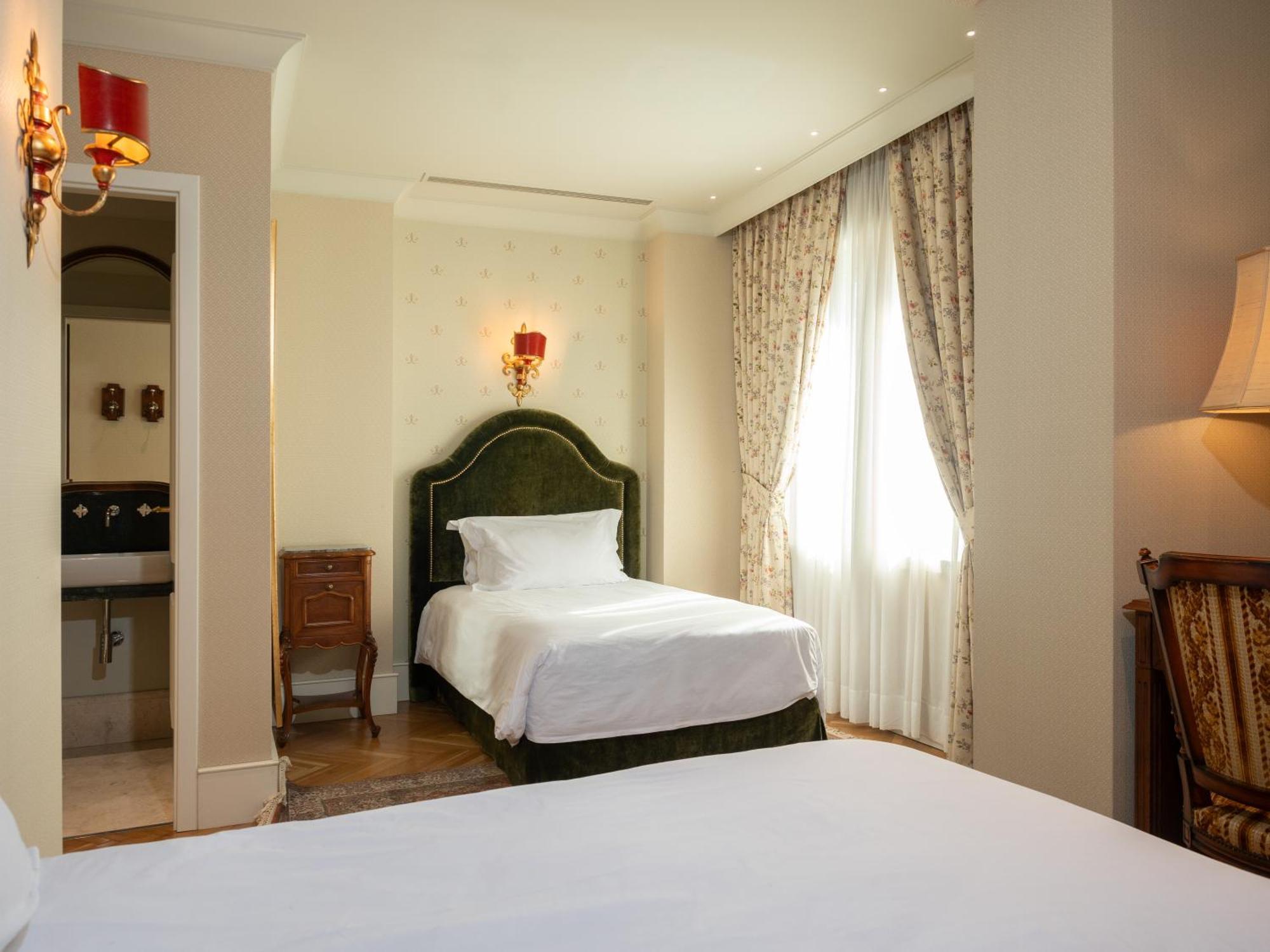 Ebel Boutique Hotel Тирана Екстер'єр фото