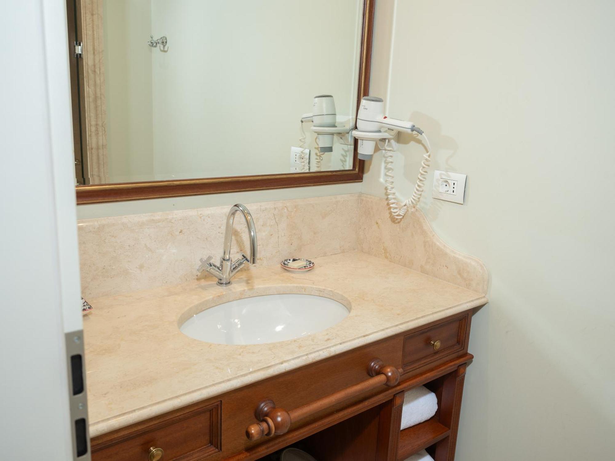 Ebel Boutique Hotel Тирана Екстер'єр фото