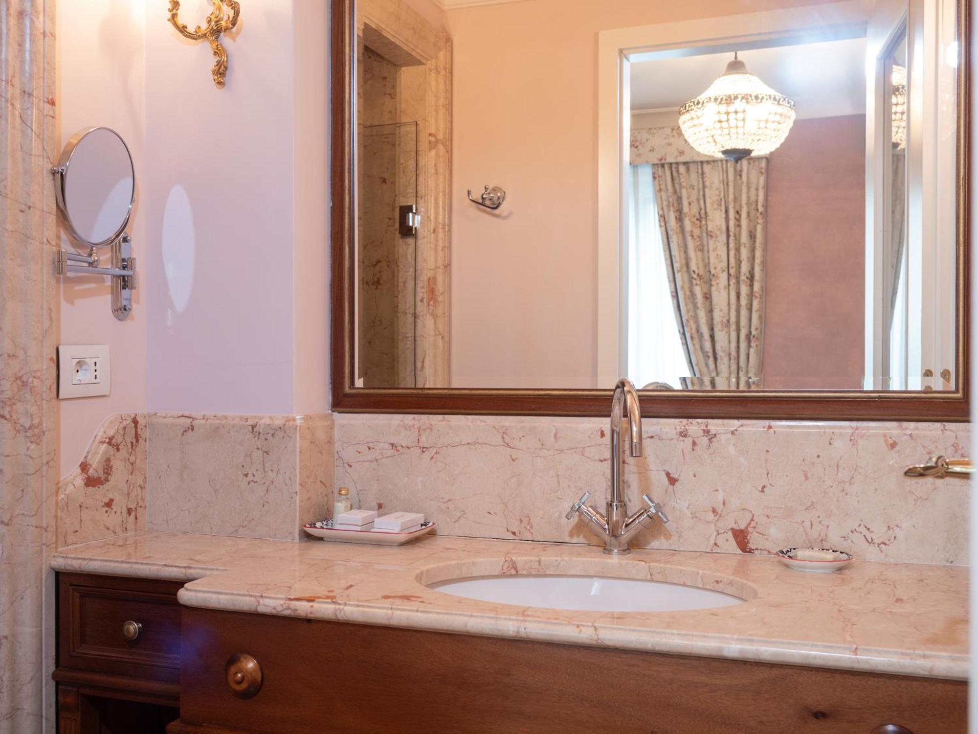 Ebel Boutique Hotel Тирана Екстер'єр фото