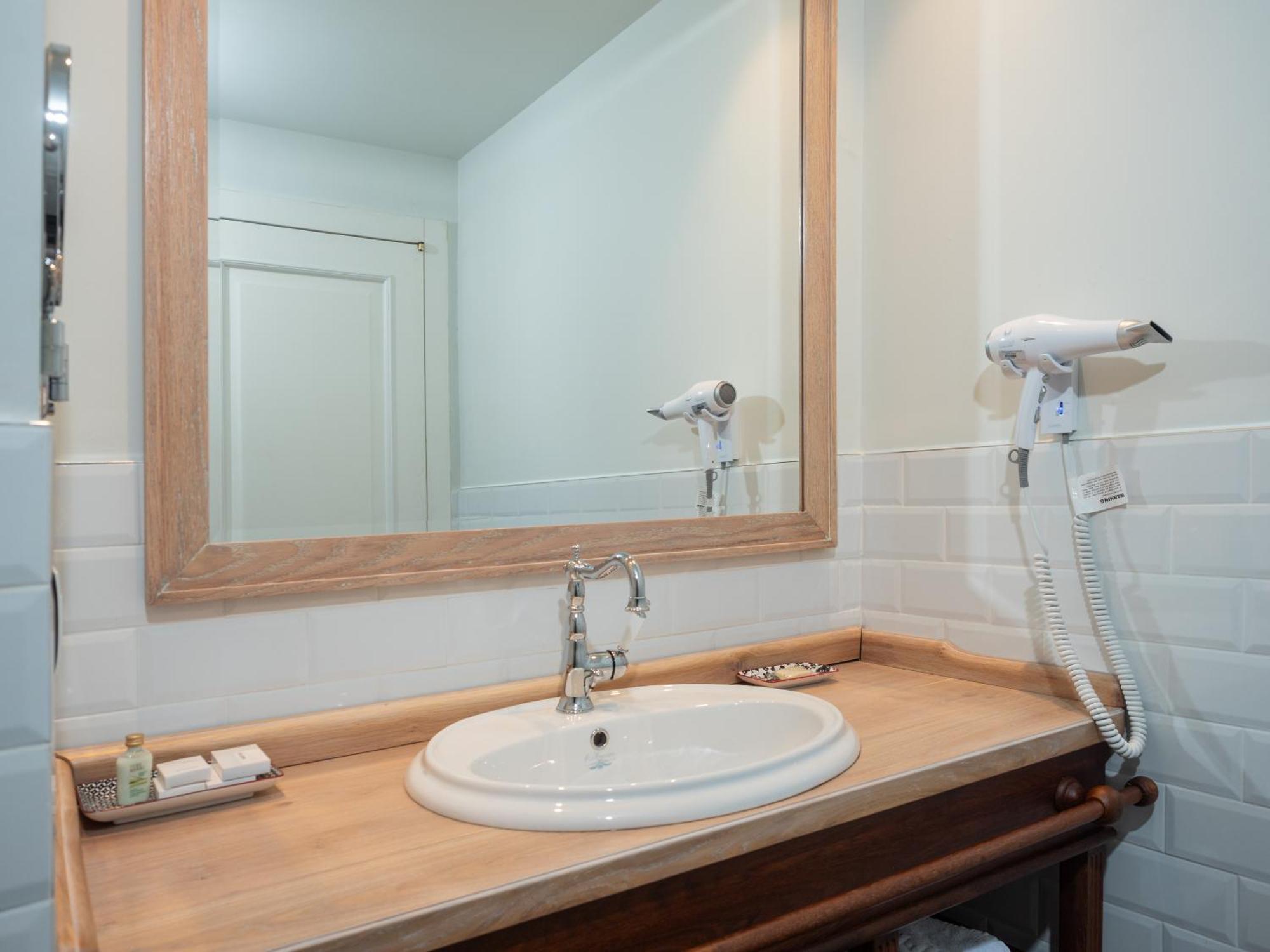 Ebel Boutique Hotel Тирана Екстер'єр фото