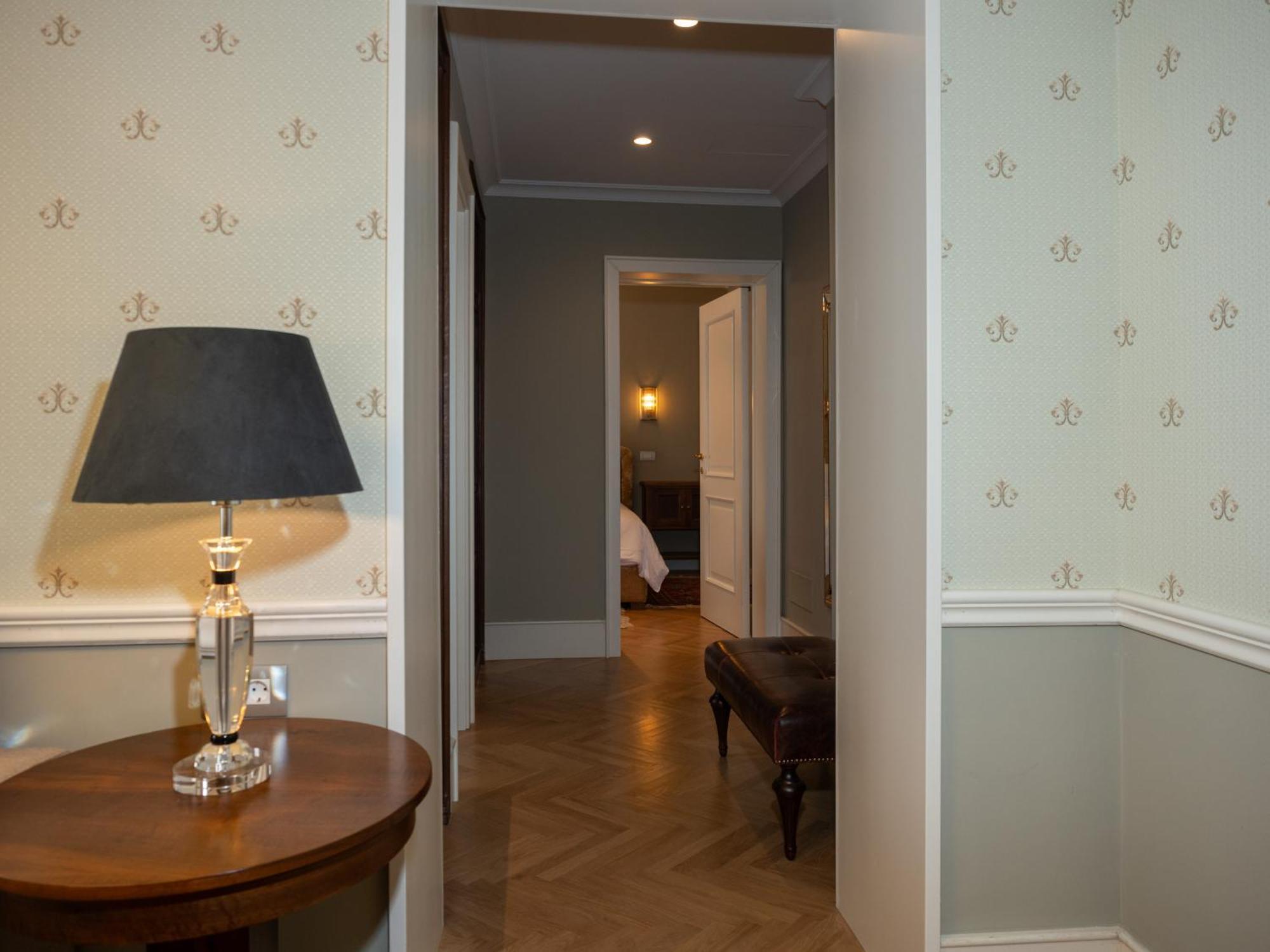 Ebel Boutique Hotel Тирана Екстер'єр фото