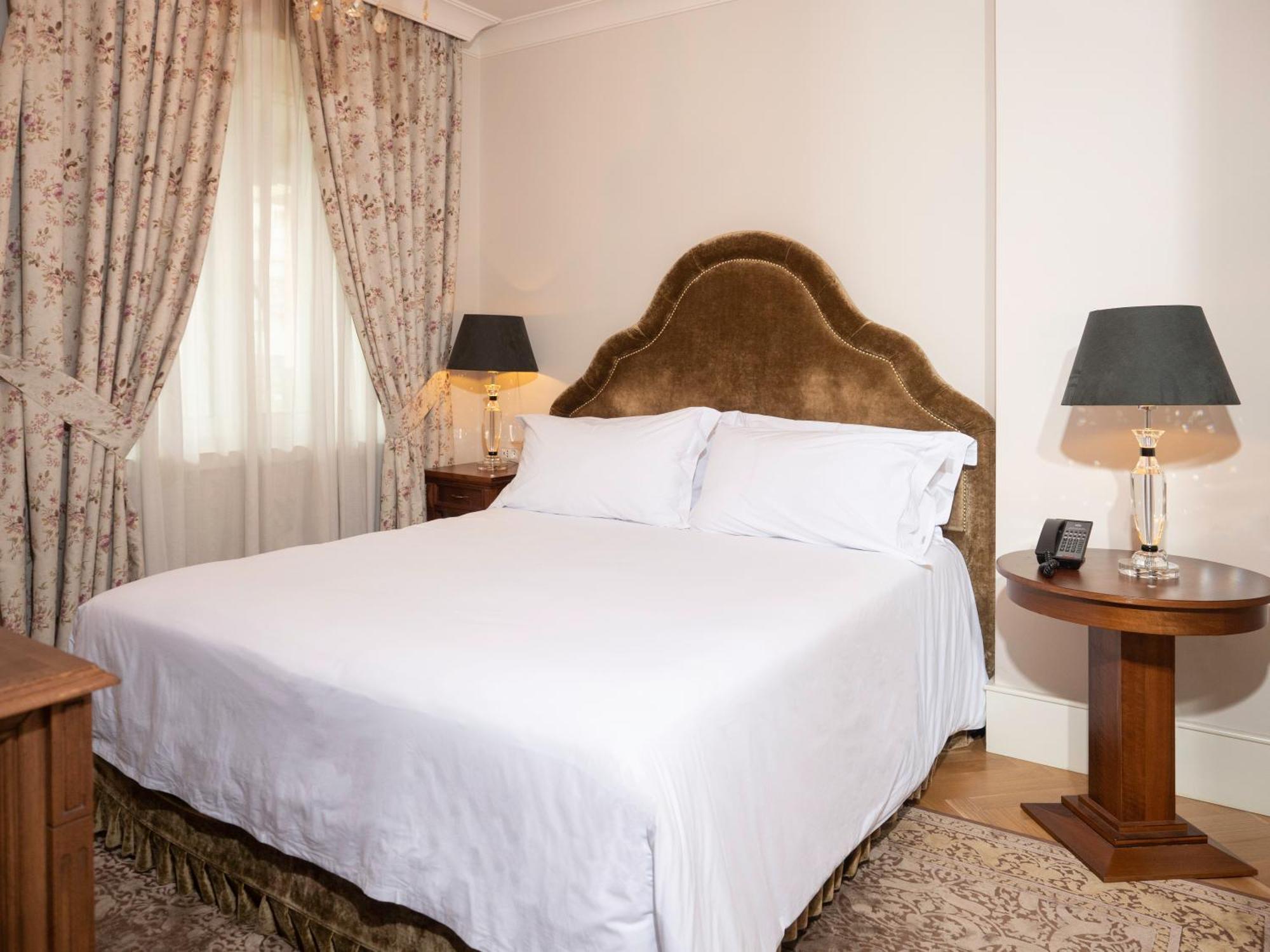 Ebel Boutique Hotel Тирана Екстер'єр фото