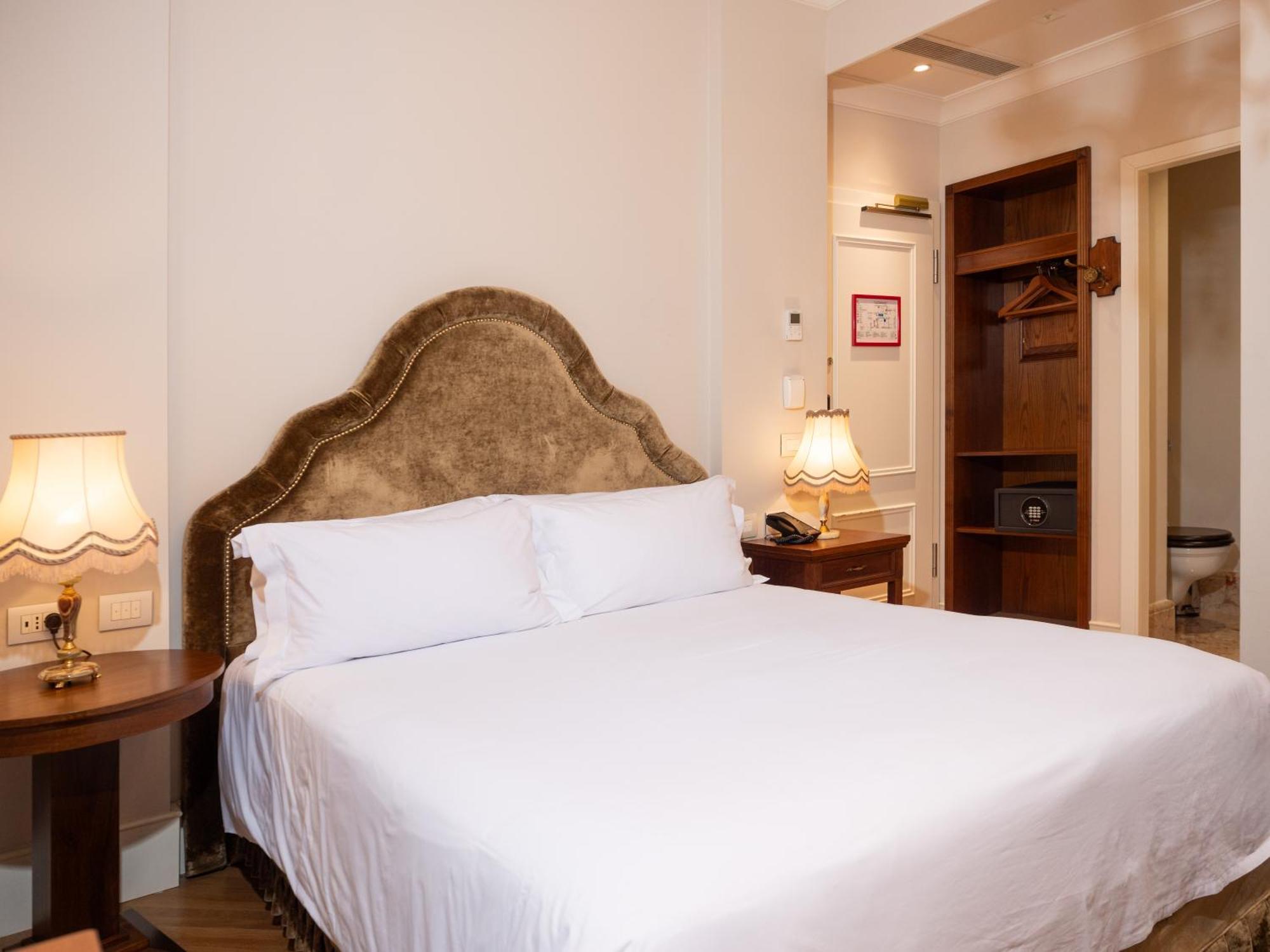 Ebel Boutique Hotel Тирана Екстер'єр фото