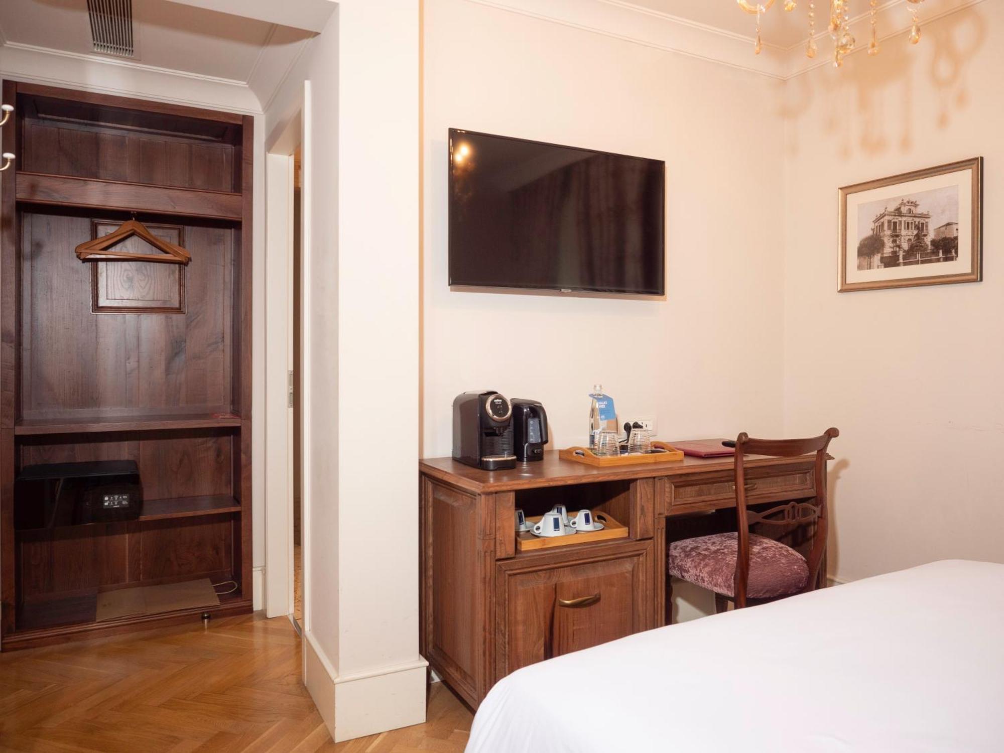 Ebel Boutique Hotel Тирана Екстер'єр фото