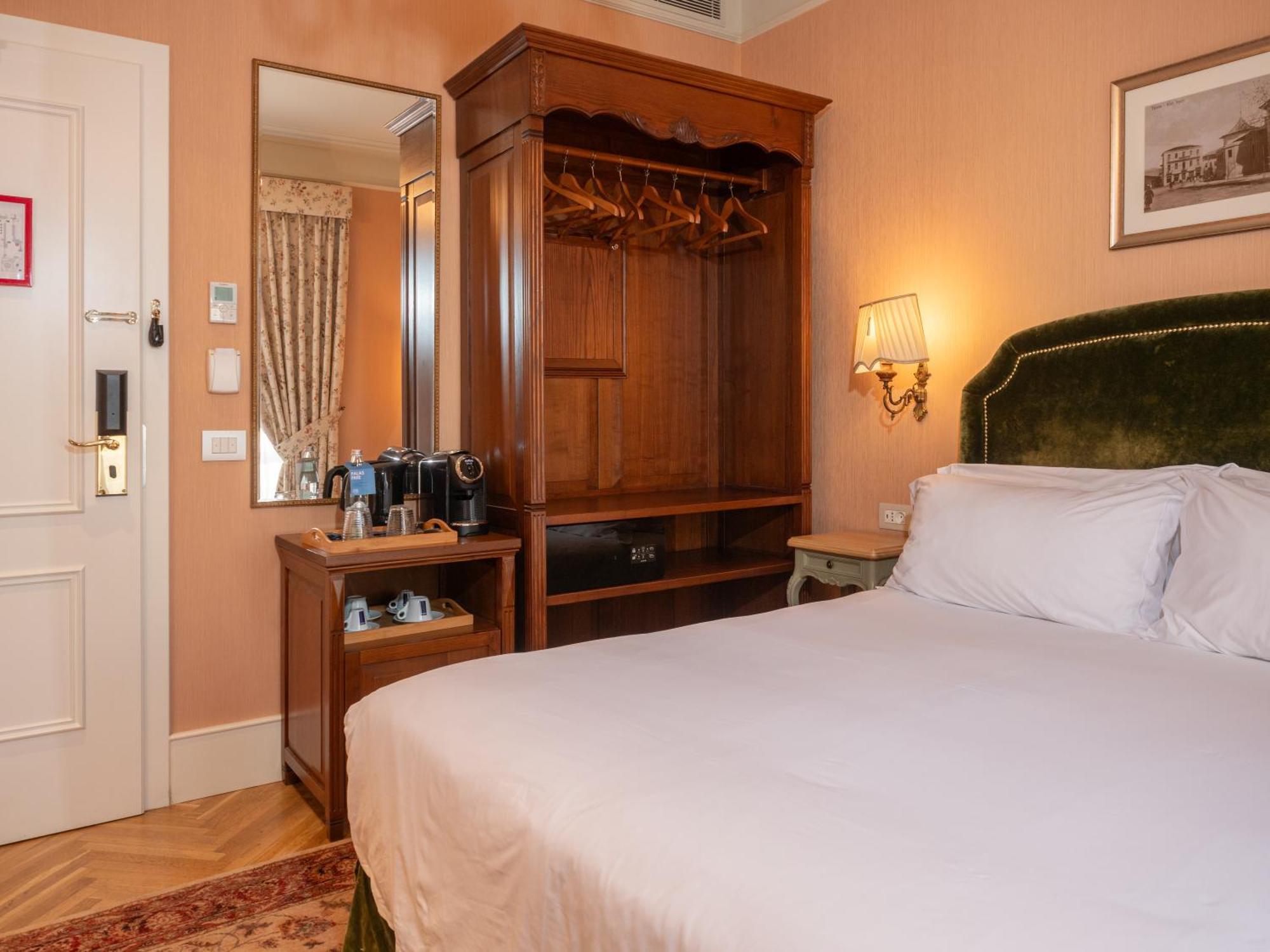 Ebel Boutique Hotel Тирана Екстер'єр фото