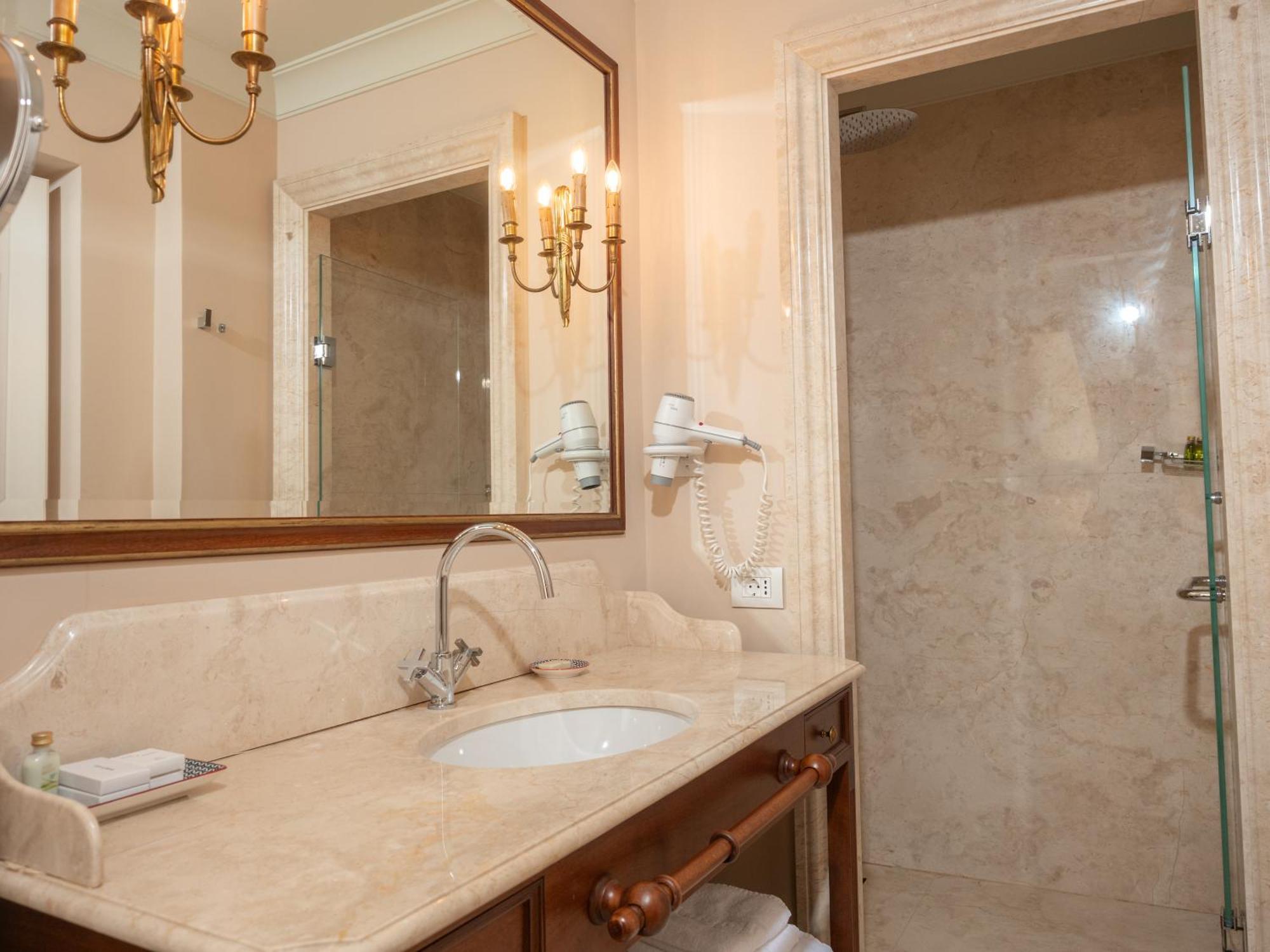 Ebel Boutique Hotel Тирана Екстер'єр фото